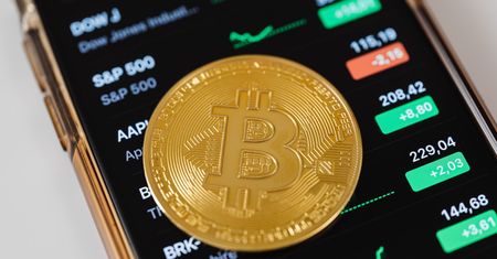 Myślała, że inwestuje w kryptowaluty. Straciła 100 tys. zł przez prosty błąd