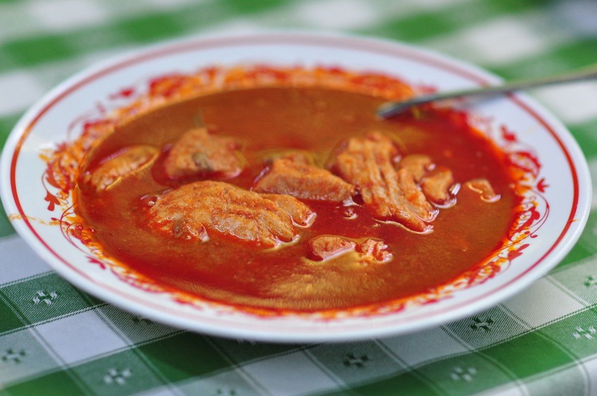 Węgrzy jedzą od dawna, ale Polakom też smakuje. Przepis na tę zupę ma już 150 lat