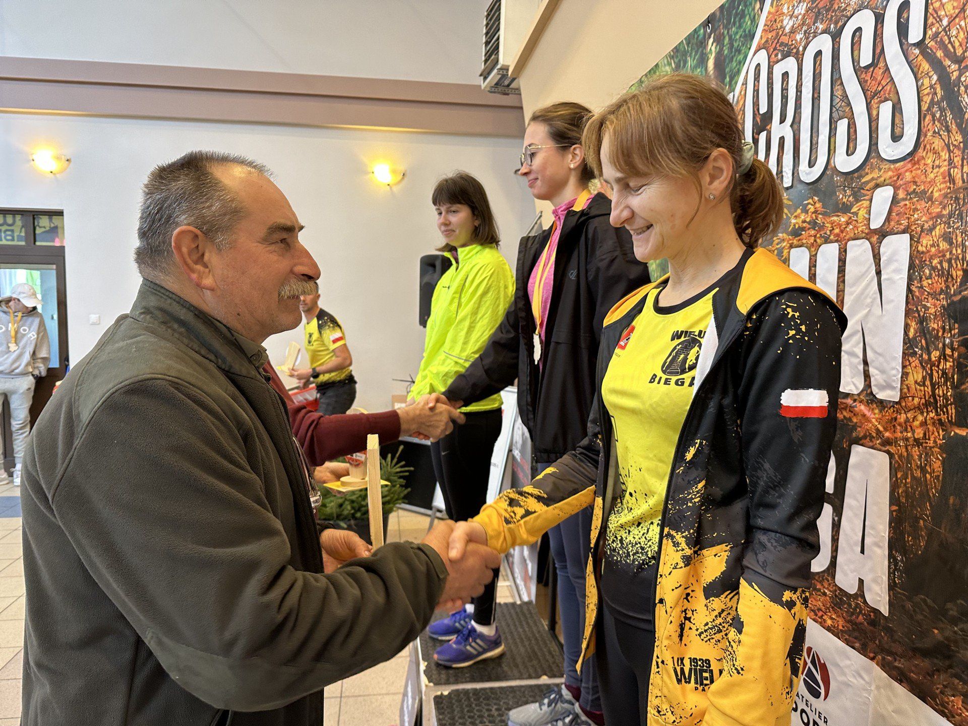 Dekoracja zwycięzców Leśnego Crossu