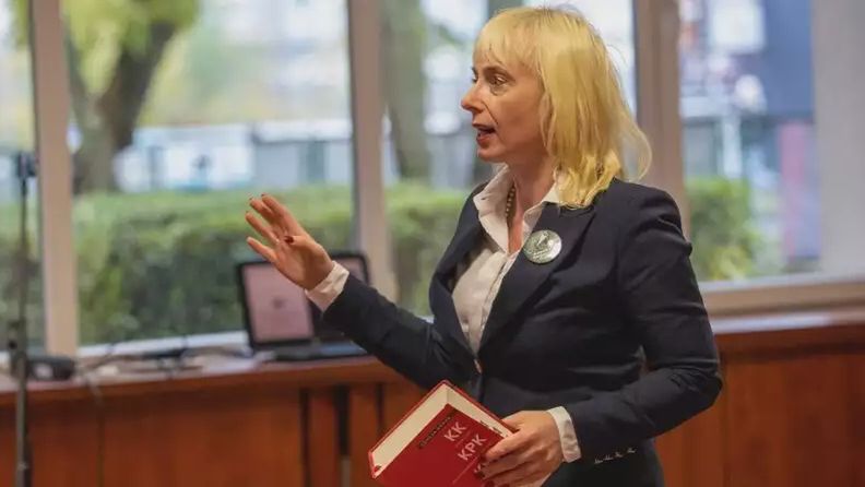 Adwokat Edyta Bocianiak często występuje w roli reprezentanta małoletniego (wyznaczona przez sąd). Mówi, że wielu rodziców nie rozumie roli takiej osoby; myli np. z mediatorem czy kuratorem. -Warto zatem objaśniać opinii publicznej, o co w tej roli chodzi. Interes dziecka zawsze dla reprezentanta jest na pierwszym miejscu - podkreśla prawniczka.