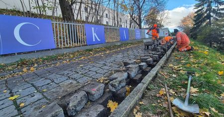 Ruszyła naprawa nawierzchni ulicy prowadzącej do Muzeum Narodowego na Zamku. Drogowcy ułożą betonowy asfalt