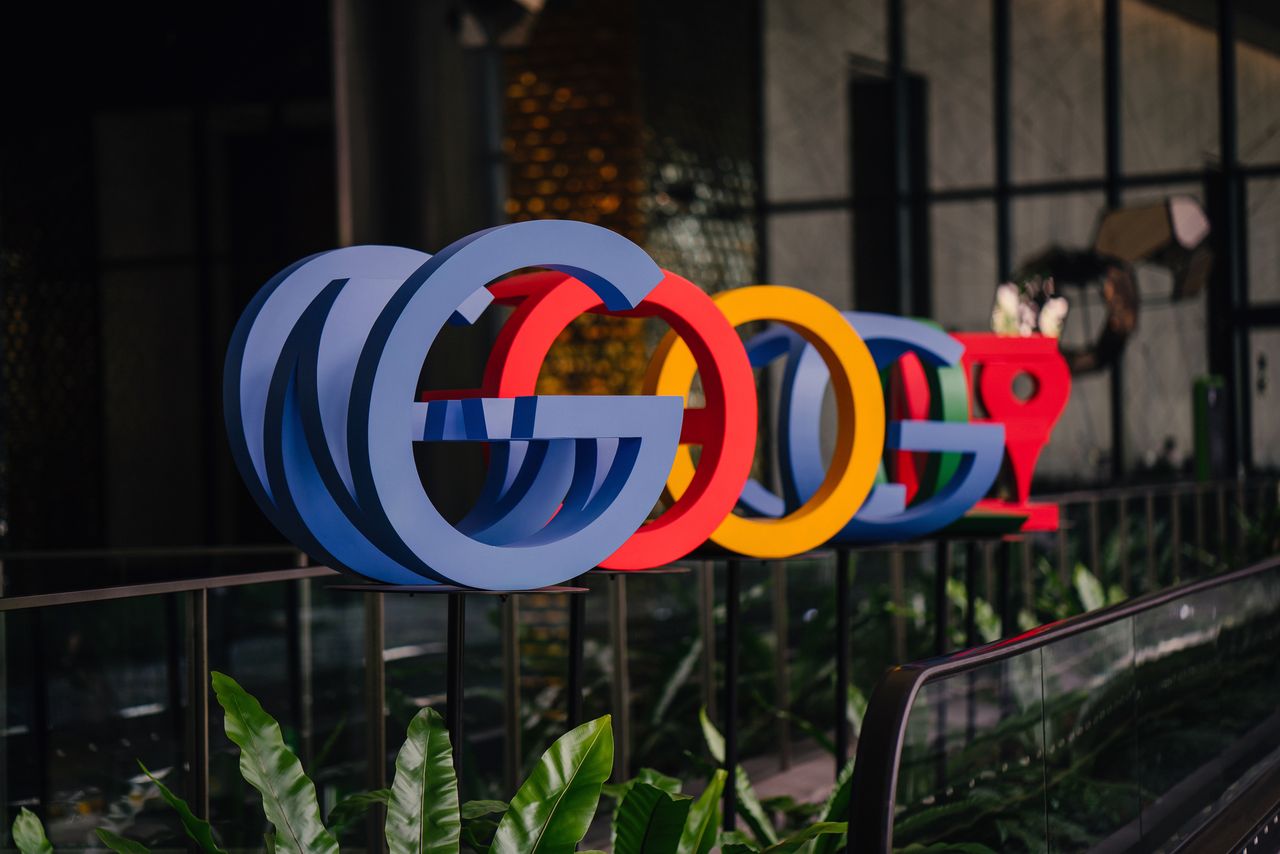 Logo Google w campusie firmowym z depositphotos