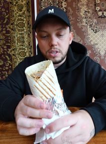 Książulo testuje jedzenie w Mielnie. "Kebabowe dziadostwo"