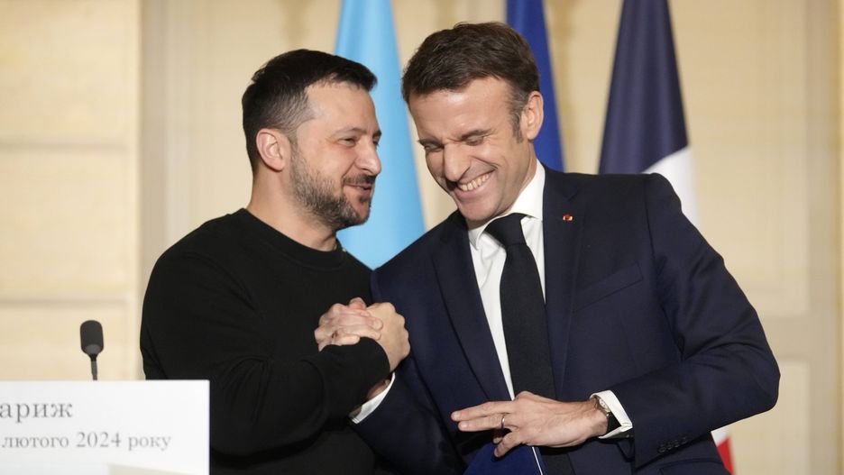 Ukrainian President Zelensky visits Paris
epa11159272 French President Emmanuel Macron (R) and his Ukrainian counterpart Volodymyr Zelensky shake hands after signing an agreement at the Elysee Palace in Paris, France, 16 February 2024. French President Emmanuel Macron will sign a bilateral security agreement with his Ukrainian counterpart, Volodymyr Zelensky to provide 'long-term support' to the war-ravaged country which has been battling Russia's full-scale invasion for nearly two years.  EPA/THIBAULT CAMUS / POOL MAXPPP OUT 
Dostawca: PAP/EPA.
THIBAULT CAMUS / POOL