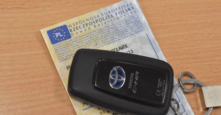 Rząd zniesie jedną z opłat przy rejestracji auta. Ile zaoszczędzą kierowcy?
