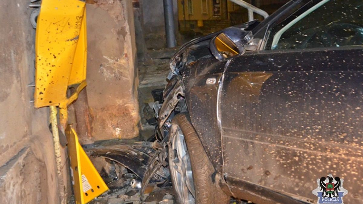 Wjechał autem w budynek, po czym uciekł z miejsca zdarzenia 