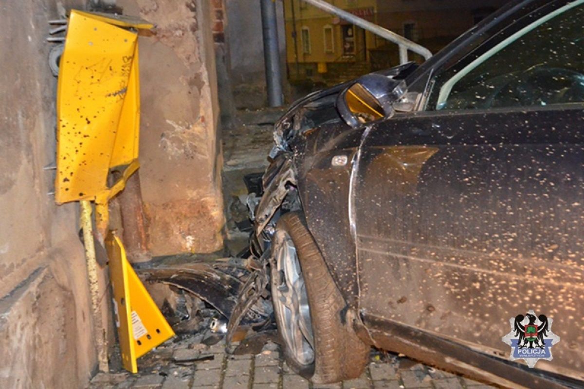 Wjechał autem w budynek, po czym uciekł z miejsca zdarzenia 