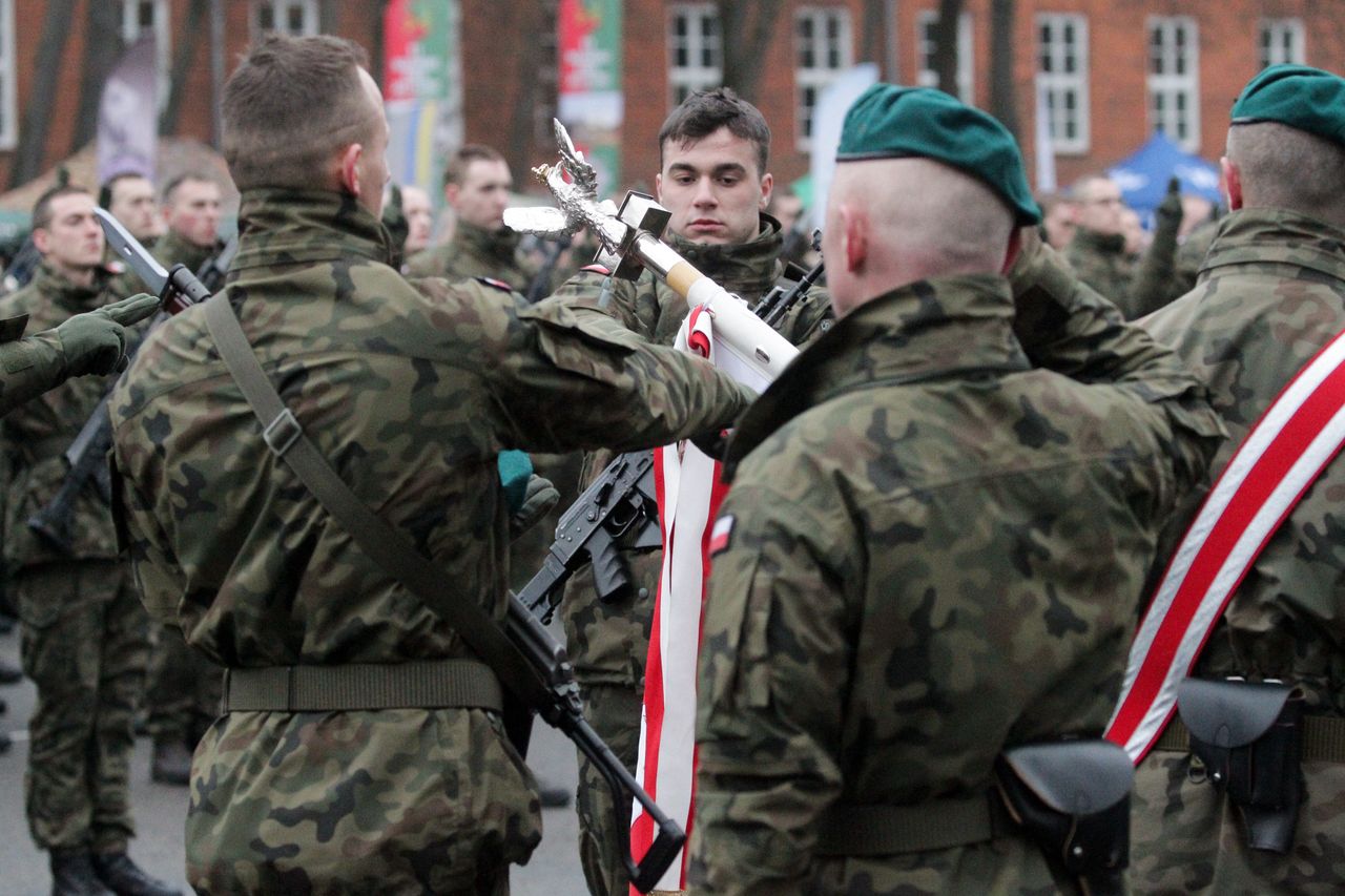 Burza wokół "zaproszeń" od wojska. To stanowisko daje do myślenia