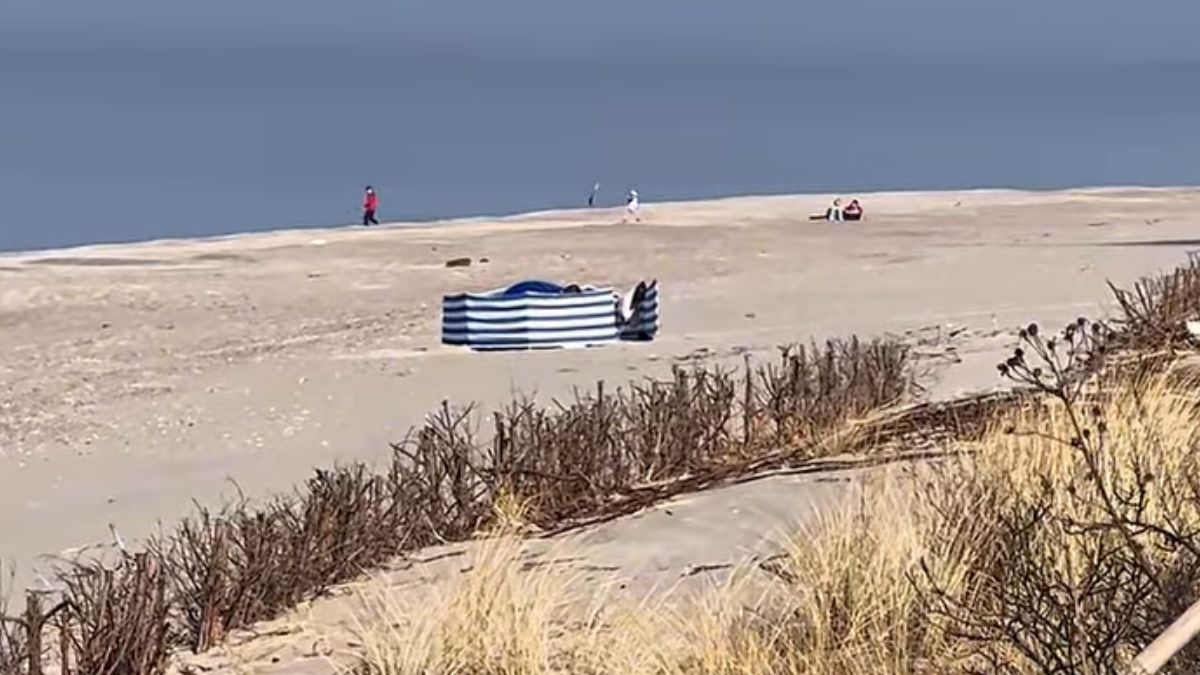Na plaży w Krynicy Morskiej pojawił się pierwszy parawan