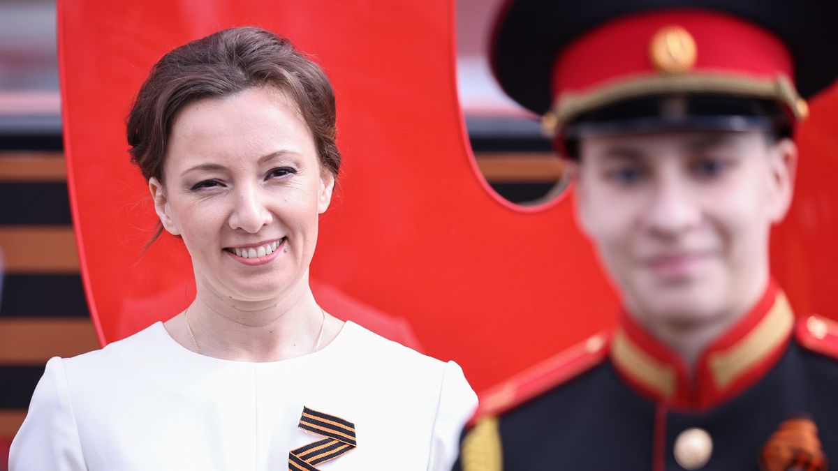 MOSCOW, RUSSIA - MAY 6, 2022: Russian State Duma Deputy Speaker Anna Kuznetsova attends a flower laying ceremony at the Tomb of the Unknown Soldier in Alexander Garden in central Moscow. Mikhail Tereshchenko/TASS