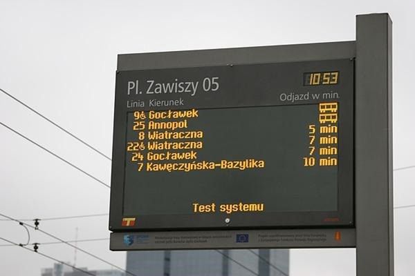 Radna Warszawy: "Rozważmy elektroniczne tablice informacyjne również dla autobusów"