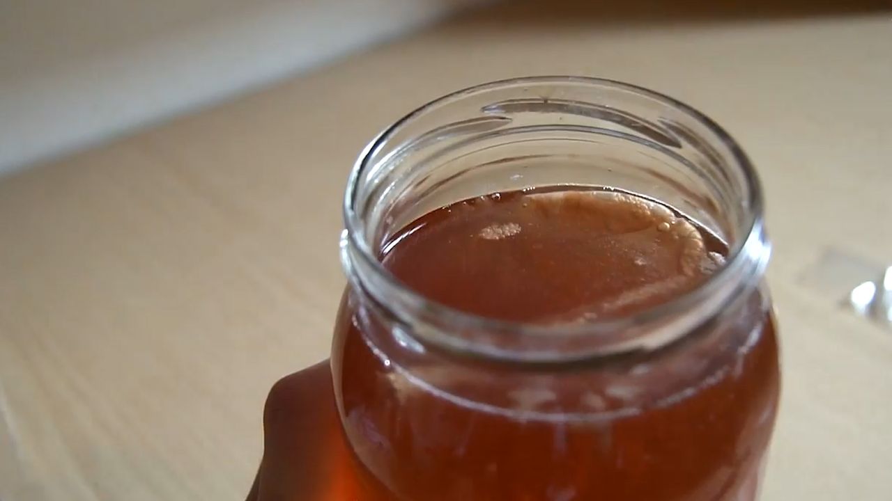 Lekarze ostrzegają przed kombuchą. Modny napój szkodzi tak samo jak energetyk (WIDEO)