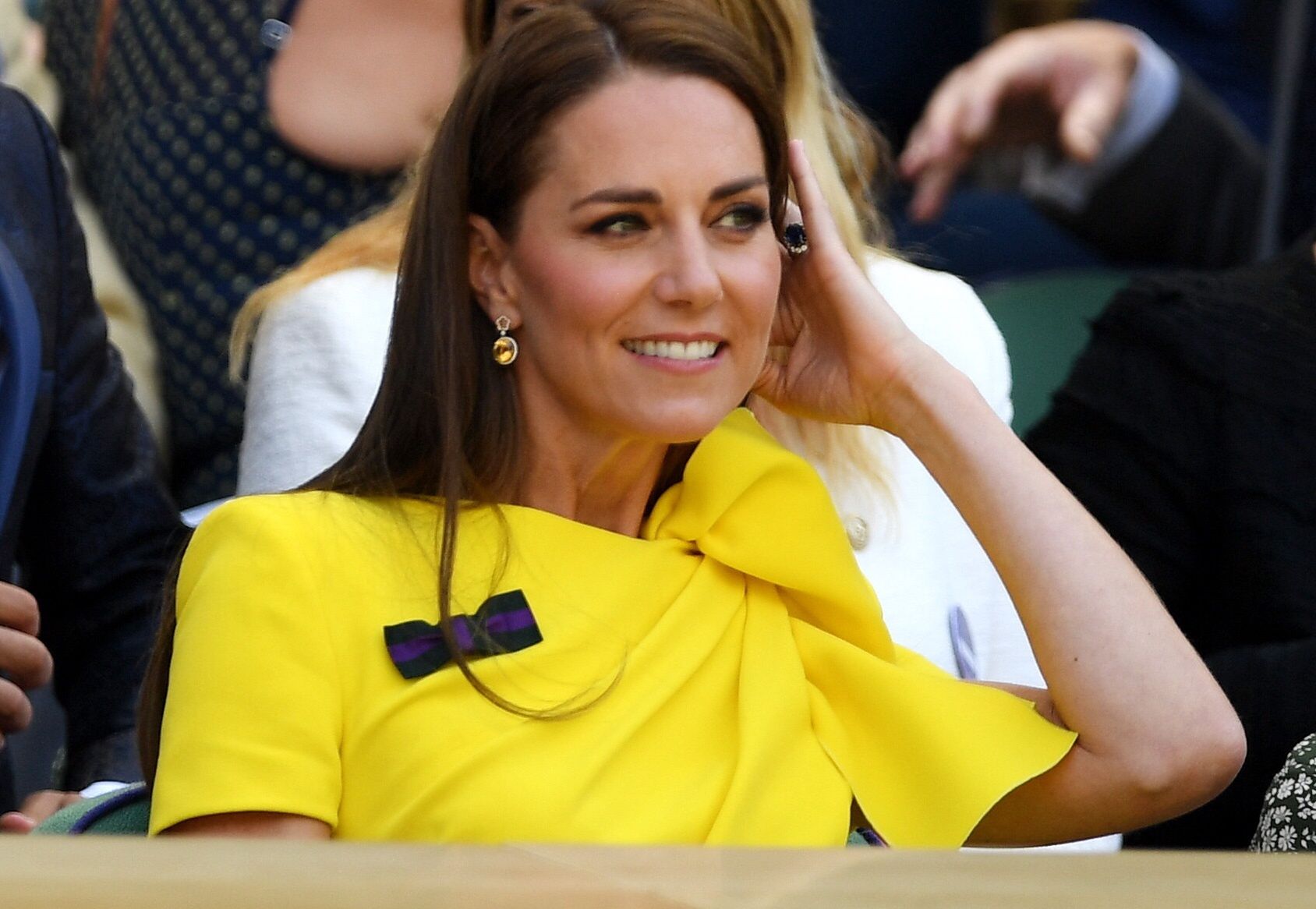 Wimbledon Championships 2022 Day 13epa10061739 Catherine, the Duchess of Cambridge (C), on Centre Court waiting for the start of the women's final between Ons Jabeur of Tunisia and Elena Rybakina of Kazakhstan at the Wimbledon Championships, in Wimbledon, Britain, 09 July 2022.  EPA/NEIL HALL   EDITORIAL USE ONLY Dostawca: PAP/EPA.NEIL HALL