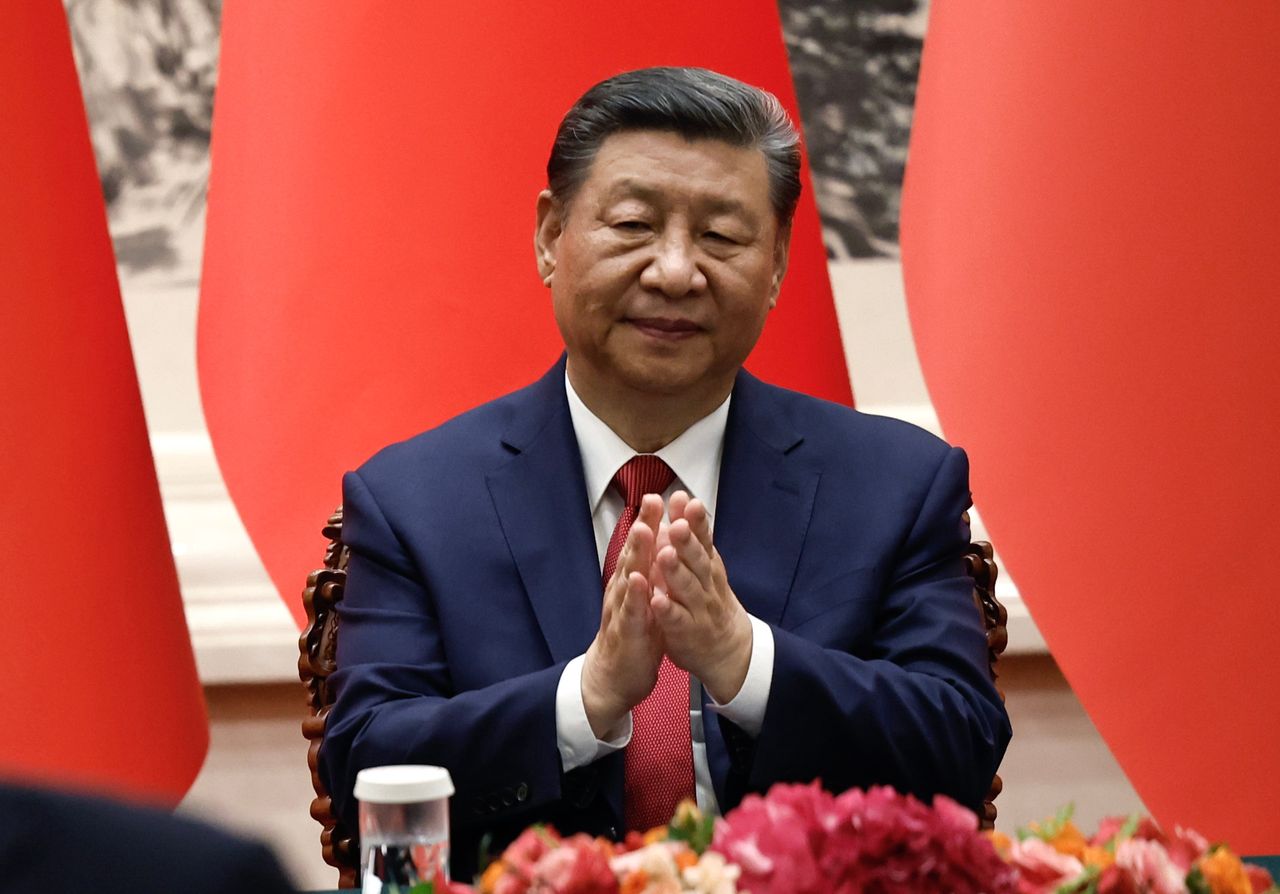 The photo shows Chinese leader Xi Jinping.