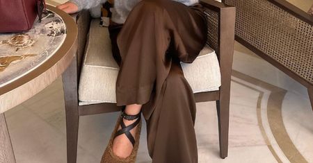Letnie spodnie zimą? Trend, który podbija serca fashionistek na Tik Toku