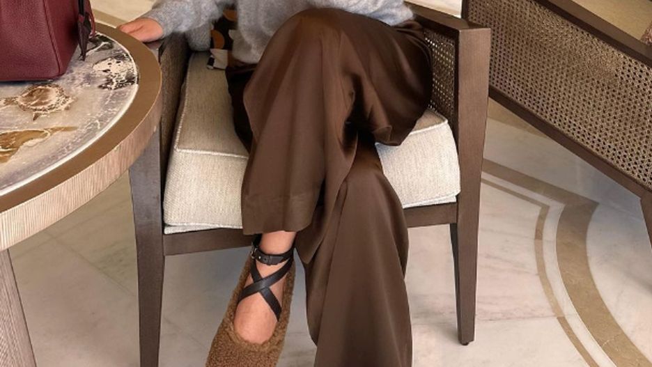 Letnie spodnie zimą? Trend, który podbija serca fashionistek na Tik Toku