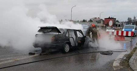 Samochód zapalił się na drodze krajowej nr 77 w Sandomierzu