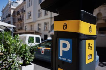 Kierowcy w Warszawie zapłacą. Radni rozszerzą strefę płatnego parkowania. Jest data