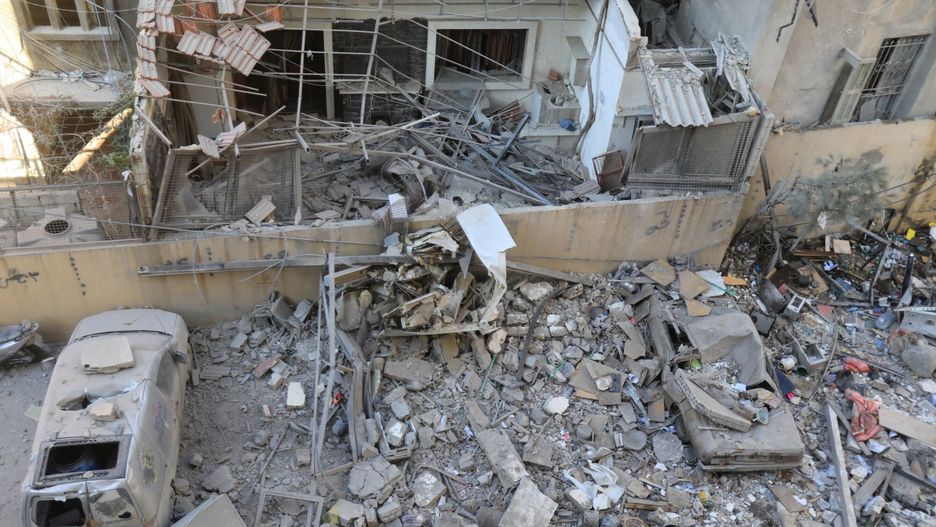 Izraelski atak na Liban
A view of the damage at the site of an overnight Israeli strike on Beirut's southern suburb of Ghobeiry on September 30, 2024. (Photo by AFP)
-