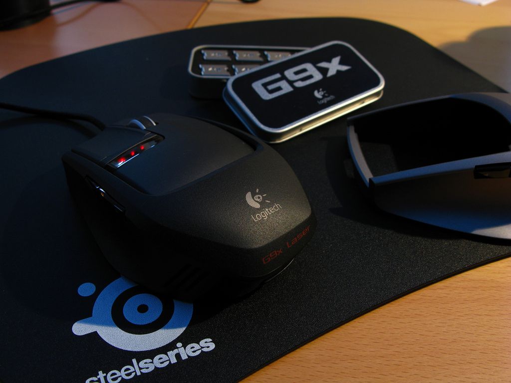 Logitech G9x na podkładce SS (fot. na lic. CC; Flickr.com/by Jemimus)