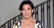 Coraz młodsza Kris Jenner prezentuje naciągnięte lico, a fani patrzą na stopy. "Czy ona ma SZEŚĆ PALCÓW?"