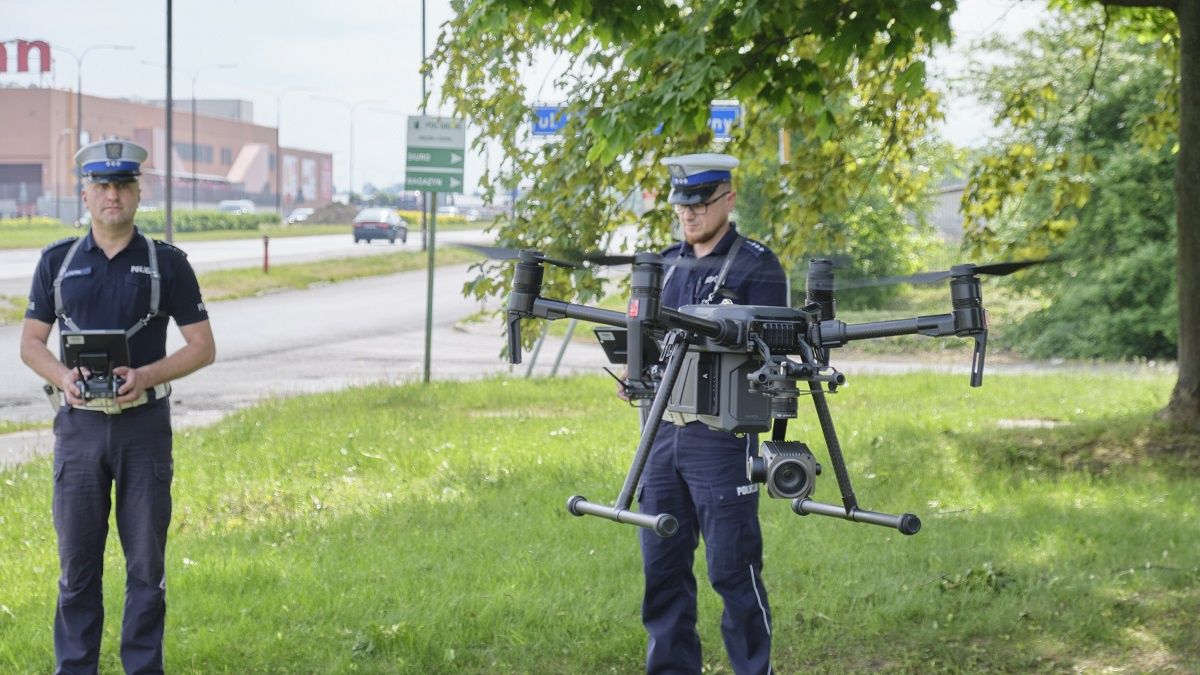 Policjanci obsługujący drona