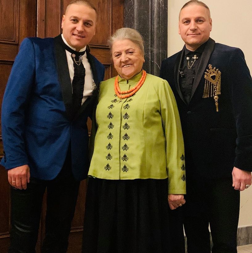 Łukasz i Paweł Golcowie z mamą