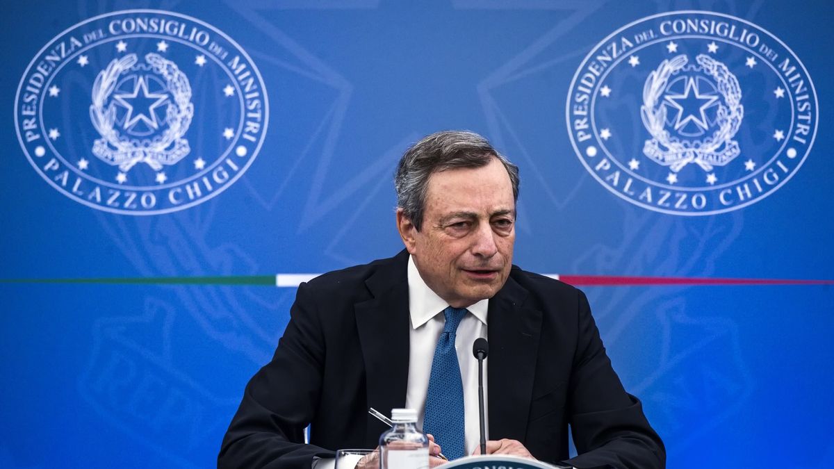 Italian Prime Minister Mario Draghi attends a press conference after the meeting with the CGIL, CISL, and UIL trade unions at the Multifunctional Hall of the Presidency of the Council, Chigi Palace, in Rome, Italy, 12 July 2022. Italian government proposed a new pact to trade unions to increase wages in order to help them through the inflation. EPA/ANGELO CARCONI Dostawca: PAP/EPA.