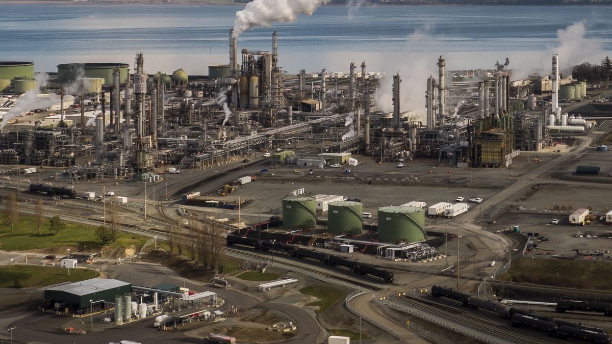 We wtorek USA wprowadziły zakaz importu rosyjskiej ropy i skroplonego gazu ziemnego. Na zdjęciu rafineria Anacortes w USA. 