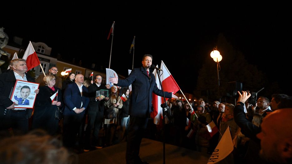 Tarnobrzeg, 18.05.2025. Wybory prezydenta RP - I tura. Kandydat KO w wyborach prezydenta RP, prezydent Warszawy Rafał Trzaskowski przemawia podczas akcji Przybij 5-tkę z Trzaskiem, 18 bm. w Tarnobrzegu. Zakończyło się głosowanie w I turze wyborów prezydenta RP. (aldg) PAP/Piotr Polak