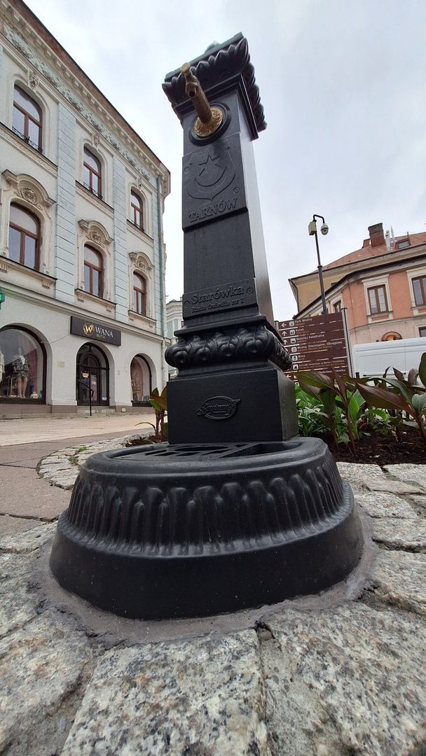 Zdrój wody pitnej na placu Sobieskiego w Tarnowie