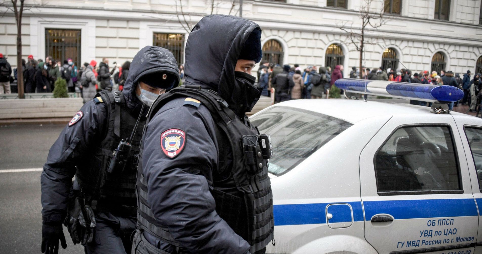 TemporaryRussian policemen secure Russia's Supreme Court after people gathering outside, which is due to consider prosecutor's request to dissolve Memorial International, the country's most prominent rights group, for allegedly violating the controversial law on "foreign agents" in Moscow on November 25, 2021. - Defenders of Russia's most prominent rights group Memorial urged the Supreme Court on November 25, 2021 to dismiss a case to shut it down, saying the move would mark a dark day for the country. (Photo by Alexander NEMENOV / AFP)ALEXANDER NEMENOV