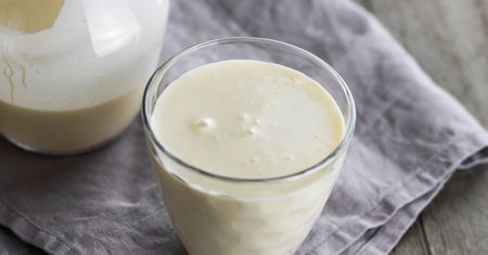 Bije na głowę maślankę i kefir. Podaj do młodych ziemniaków, a żołądek ci podziękuje
