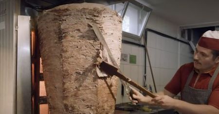 Sprawdzili, jak powstaje legendarny kebab. "Odkrojone kawałki kładzione wraz z tłuszczem z ogona"