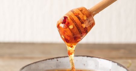 Wymieszaj tę przyprawę z miodem. Przy tym sosie sriracha mayo może się schować