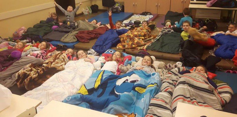 Noc w szkole. Uczniowie zasnęli dopiero przed 3.00