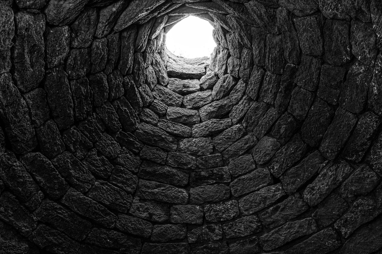 Blisko 40 tys. monet wróci na dno. Wyłowili je z zabytkowej studni w Polsce