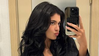 Odziana w SAM szlafrok Kylie Jenner wdzięczy się przed lustrem. Fani komplementują: "Najdoskonalsza osoba na świecie"