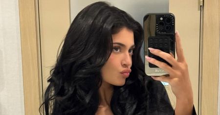 Odziana w SAM szlafrok Kylie Jenner wdzięczy się przed lustrem. Fani komplementują: "Najdoskonalsza osoba na świecie"