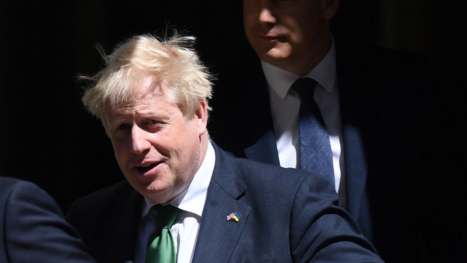 Britain's Prime Minister Boris Johnson (L) departs for Prime Ministers Questions at 10 Downing Street in London, Britain, 08 June 2022. On 06 June 2022 Johnson won a Conservative no-confidence vote in his leadership by 211 to 148. EPA/NEIL HALL Dostawca: PAP/EPA.