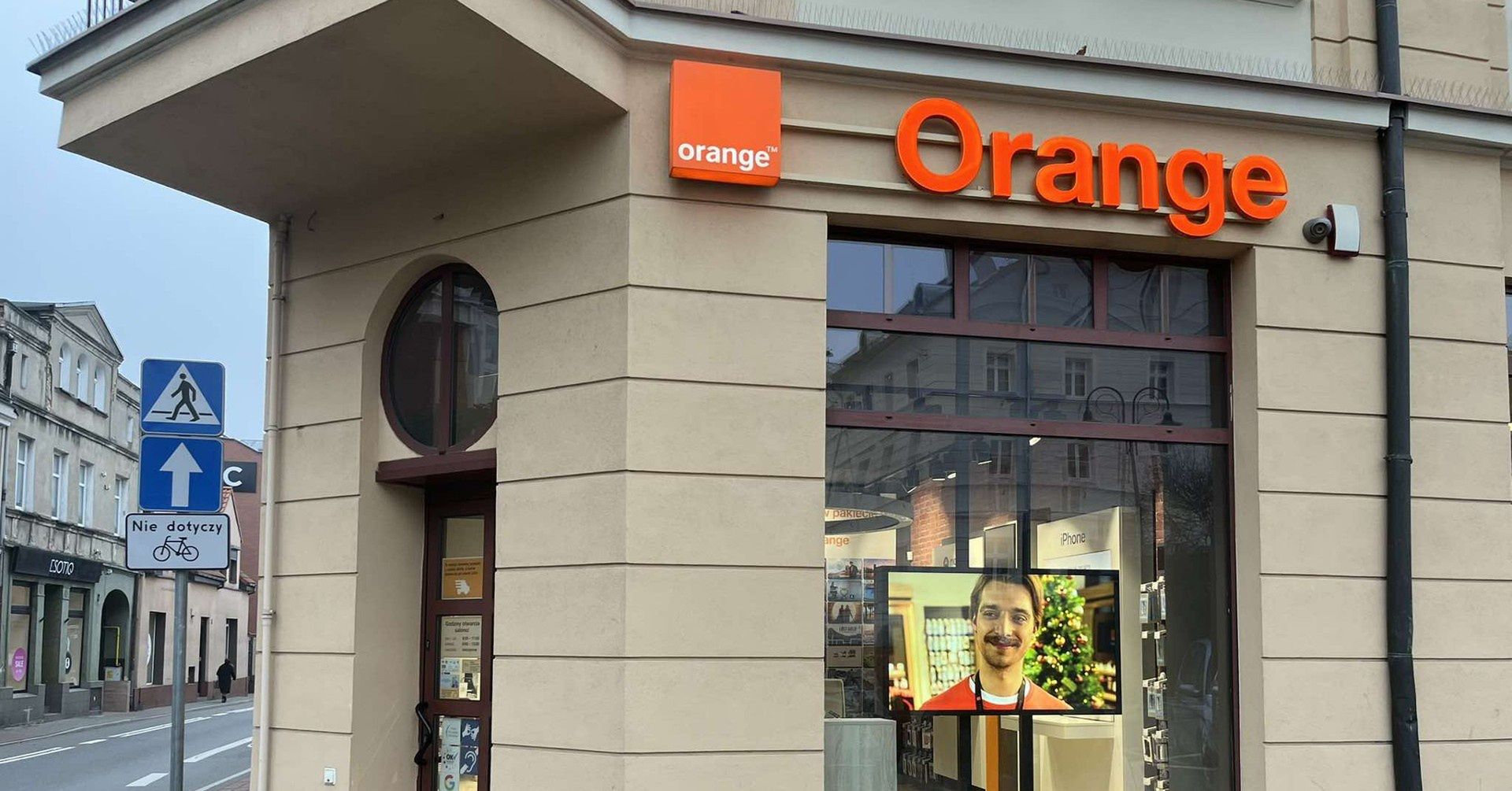 Próba napadu i kradzieży w salonie Orange w Pleszewie