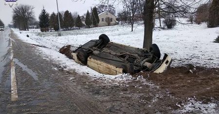 Podczas wyprzedzania stracił panowanie. Skończył w rowie na dachu
