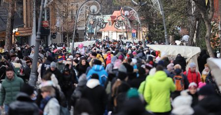 Tłumy pod Giewontem. Ustawiają się całe kolejki ludzi