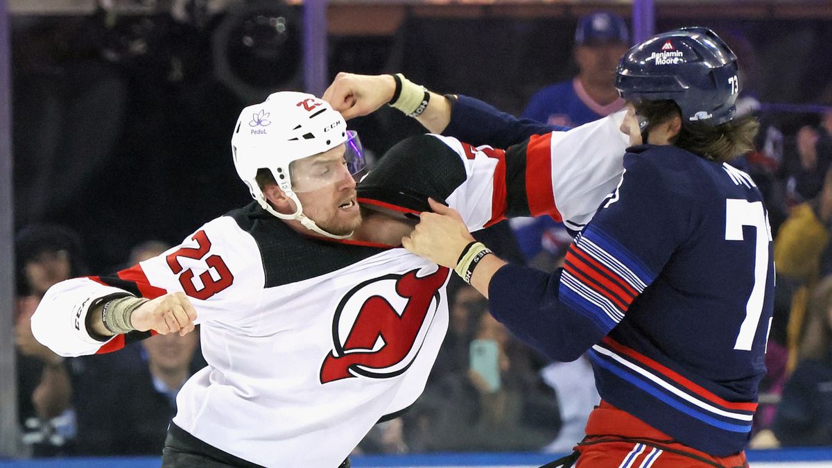 Na zdjęciu walczący Matt Rempe z New York Rangers i Kurtis MacDermid  z  New Jersey Devils