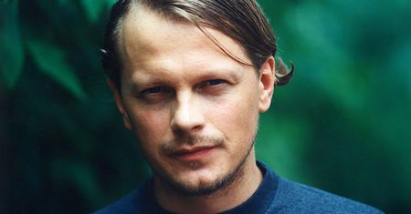Piotr Szwedes od lat jest z tą samą kobietą. Ale jego walizki wciąż są spakowane