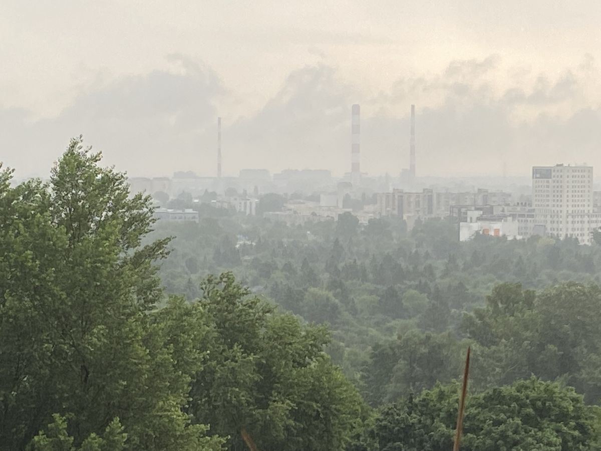 Warszawa. Kłębiaste chmury i gwałtowne opady i wyładowania. To piątkowy krajobraz stolicy