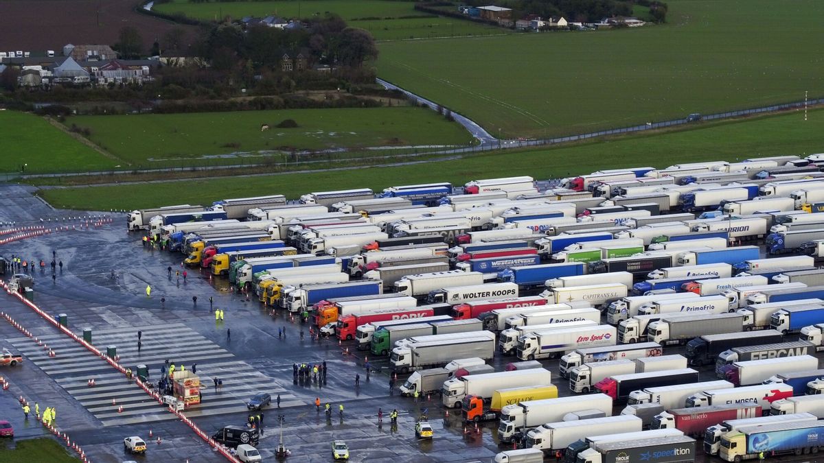 Kent. Około 3,8 tys. ciężarówek utknęło na lotnisku w Manston