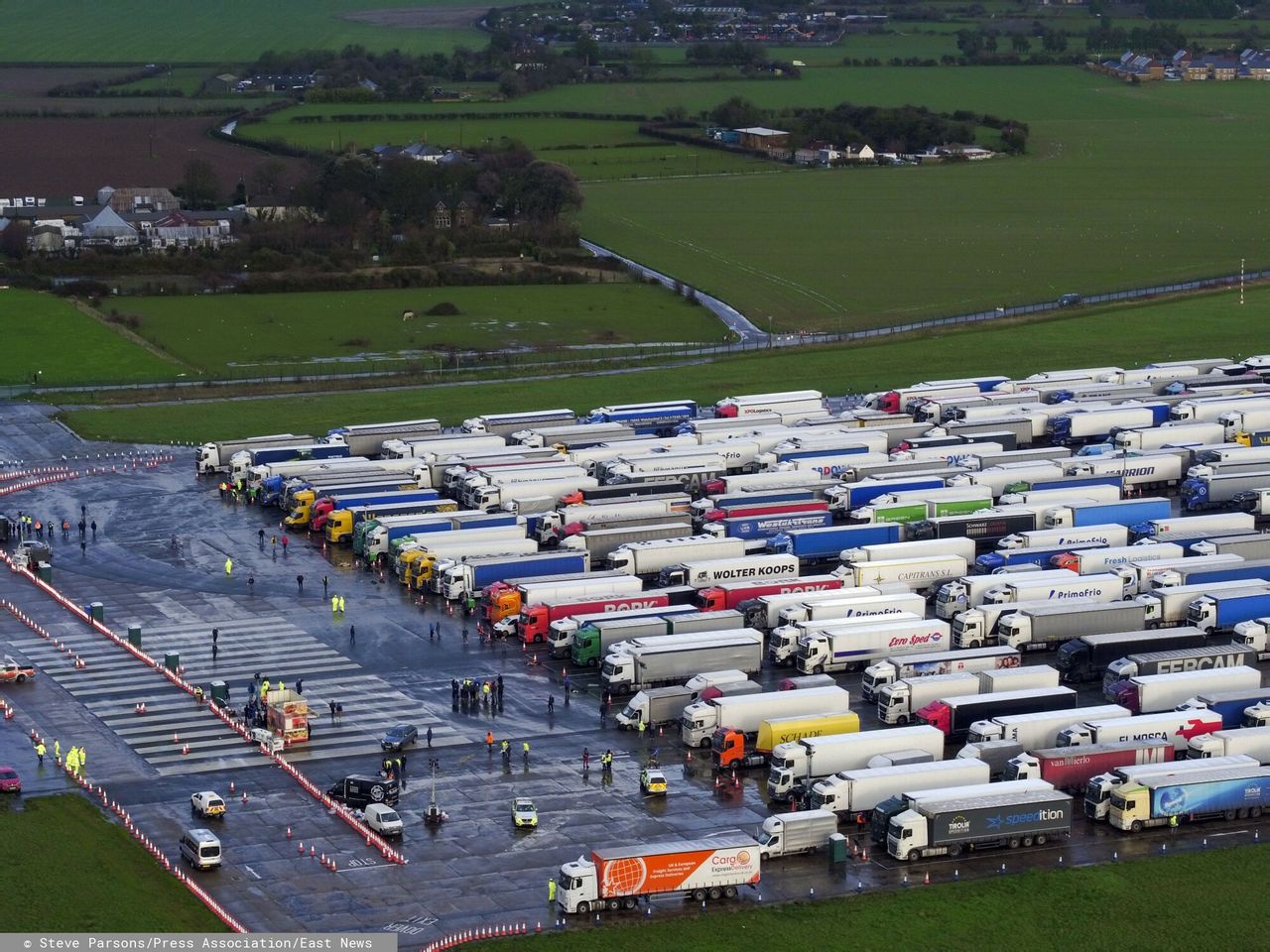 Wielka Brytania sparaliżowana. Pierwsze ciężarówki opuszczają tymczasowy parking w Kent