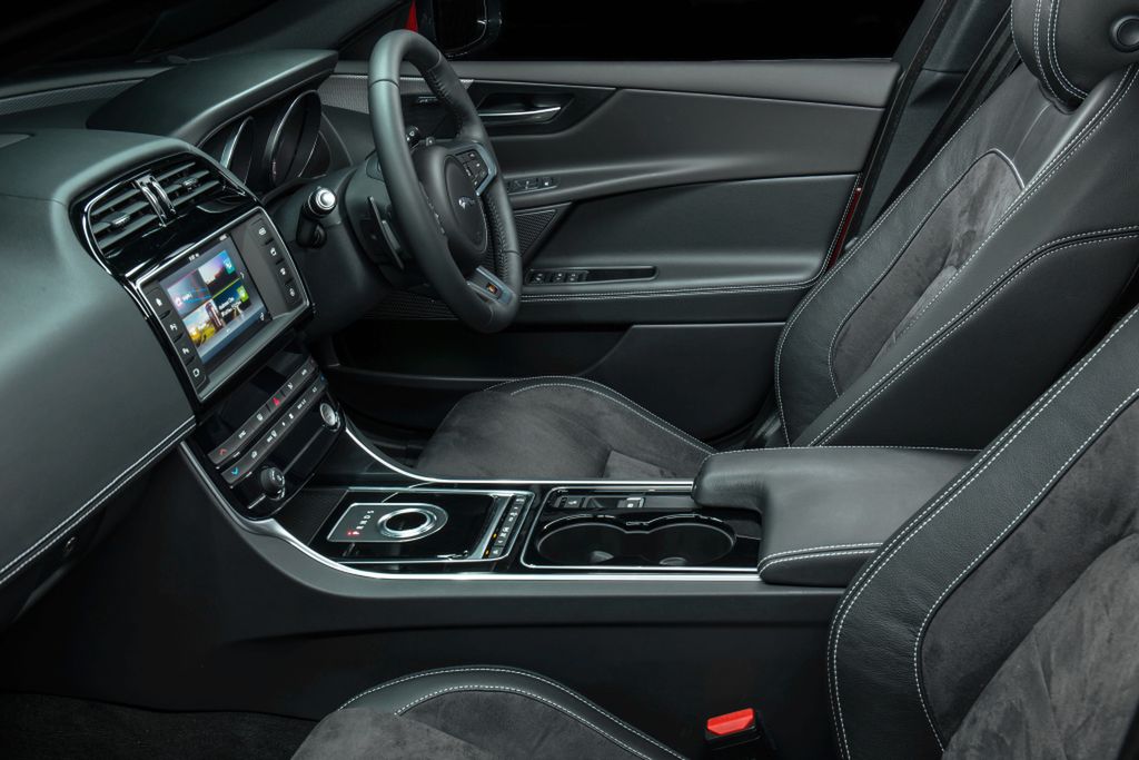 Jaguar XE 3