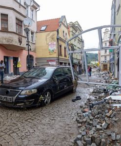 Problemy z szabrownikami w czasie powodzi. Przyłapani w skradzionym mercedesie